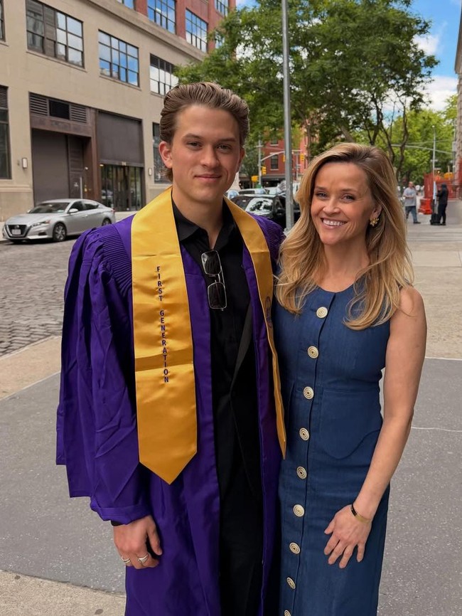 Potret Putra Reese Witherspoon Lulus Kuliah, Disebut Bak Versi AI dari Ibunya
