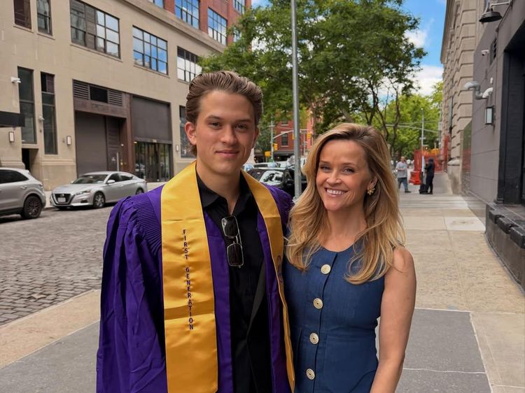 Potret Putra Reese Witherspoon Lulus Kuliah, Disebut Bak Versi AI dari Ibunya