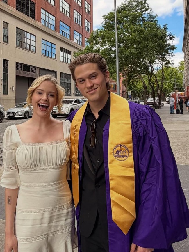 Dalam momen spesial itu, Deacon juga berfoto dengan kakaknya yang mirip dengan bintang ‘Legally Blonde’. Foto: Instagram