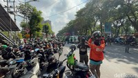 mereka berkumpul dan melakukan sweeping kepada rekan sesama driver ojol di bawah JPO frontage Ahmad Yani.