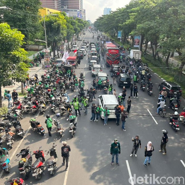 Aksi Demo Ojol Padati Frontage Ahmad Yani