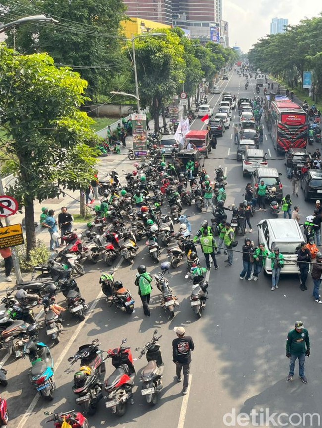 Aksi Demo Ojol Padati Frontage Ahmad Yani