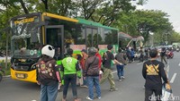 Terlihat adanya bus Trans Jatim hingga Surabaya Bus yang terkendala untuk menurunkan dan mengangkut penumpang di halte. Penumpang pun harus berjalan menyeberangi frontage untuk bisa naik ke bus begitupun penumpang yang turun di lokasi.