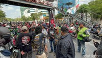 Dari pantauan detikJatim, masa aksi datang berangsur-angsur dan berkumpul sejak pukul 08.00 WIB hingga pukul 09.00 WIB. Sampai sekarang masa aksi mulai memadati frontage Ahmad Yani.