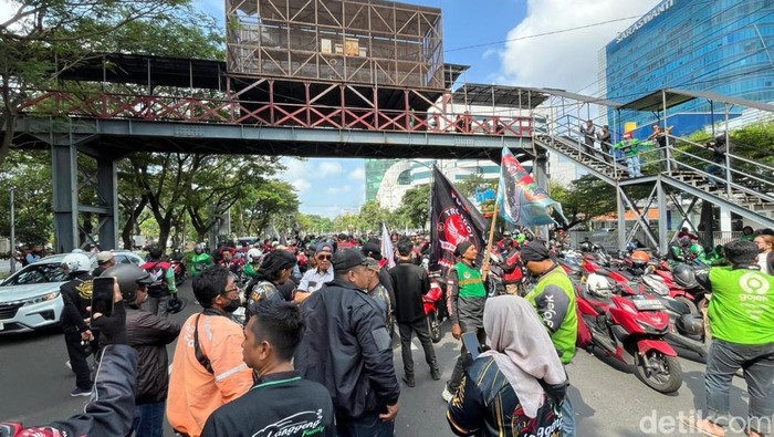 Demo Ojol di Surabaya