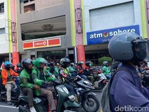 Ribuan Ojol Geruduk DPRD Jatim, Tuntut UU Transportasi Online