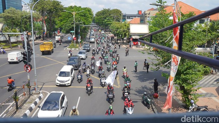 Demo Ojol Sempat Padati Jalanan Kota Surabaya