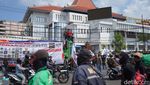 Demo Ojol Sempat Padati Jalanan Kota Surabaya