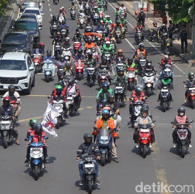 Demo Ojol Sempat Padati Jalanan Kota Surabaya