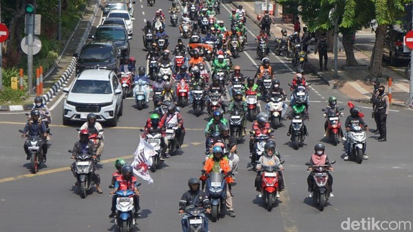 Demo Ojol Sempat Padati Jalanan Kota Surabaya