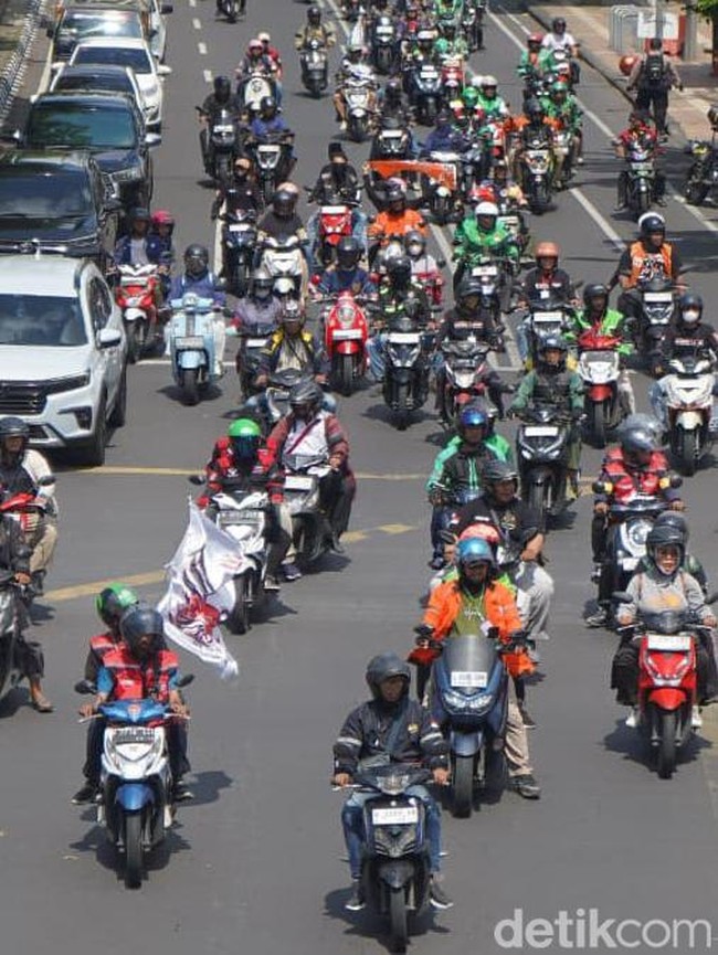 Demo Ojol Sempat Padati Jalanan Kota Surabaya