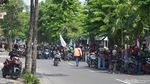 Demo Ojol Sempat Padati Jalanan Kota Surabaya