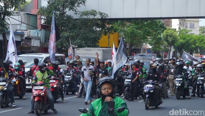 Demo Ojol Sempat Padati Jalanan Kota Surabaya