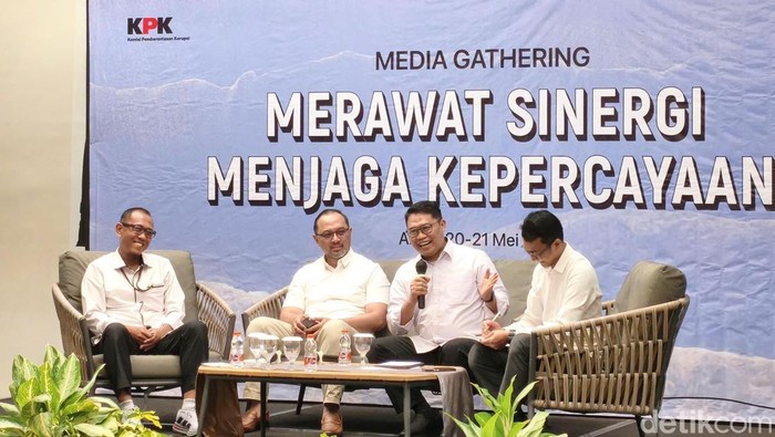 Deputi Penindakan dan Eksekusi KPK Asep Guntur Rahayu (kedua dari kanan). (Kurniawan/detikcom)