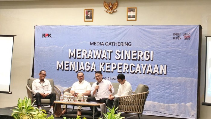 Deputi Penindakan dan Eksekusi KPK Asep Guntur Rahayu (tiga dari kiri). Fadil/detikcom