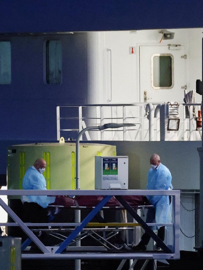 Detik-detik Jenazah Korban Hantavirus Diturunkan dari MV Hondius di Rotterdam