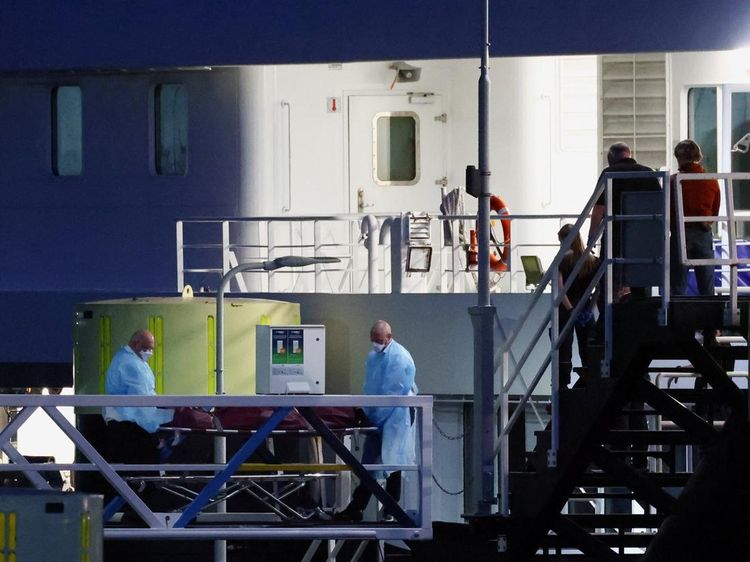 Detik-detik Jenazah Korban Hantavirus Diturunkan dari MV Hondius di Rotterdam