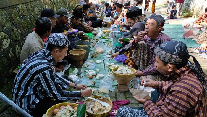 Sejumlah warga berdoa bersama saat mengikuti tradisi Nublek Kopi atau mengawali panen kopi di Desa Gunung Gempol, Jumo, Temanggung, Jawa Tengah, Rabu (20/5/2026). Masyarakat petani kopi Robusta di desa wisata konservasi lingkungan Gunung Gempol menggelar tradisi turun-temurun tersebut sebagai wujud syukur dan permohonan kepada Tuhan agar diberi kelancaran dan keberhasilan dalam berbagai aktivitas mereka. ANTARA FOTO/Anis Efizudin