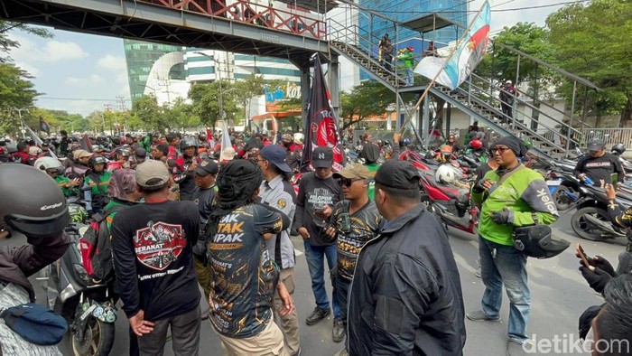 Driver ojol yang demo di Surabaya
