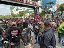 Massa Demo di Surabaya Tuntut Kebangkitan Ojol Nasional
