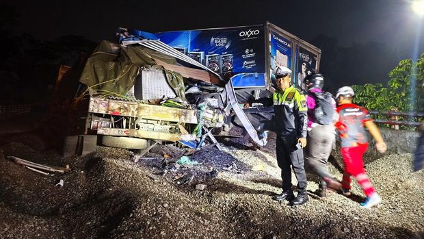 Dua truk rem blong bertabrakan di jalur penyelamat Jalan Lingkar Selatan wilayah Kecandran, Sidomukti, Kota Salatiga, Selasa (19/5/2026) malam.