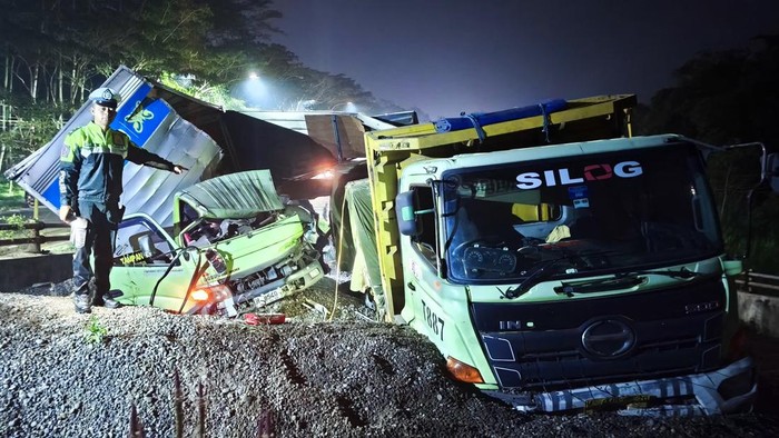 Dua truk rem blong bertabrakan di jalur penyelamat Jalan Lingkar Selatan wilayah Kecandran, Sidomukti, Kota Salatiga, Selasa (19/5/2026) malam.