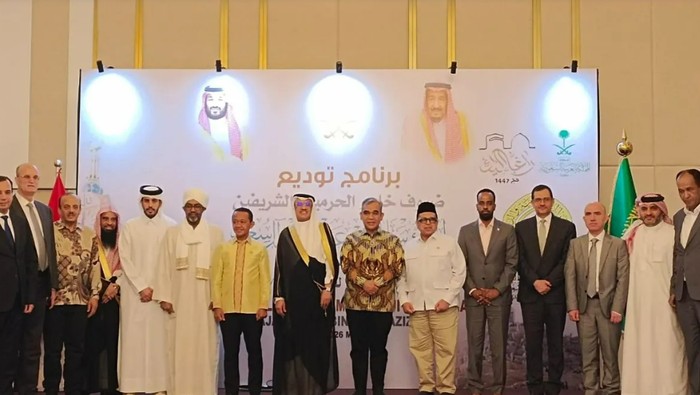 Duta Besar Arab Saudi untuk Indonesia, Faisal Abdullah H. Amodi (tengah) pada acara pelepasan para calon haji Indonesia di Jakarta, Selasa (19/5/2026)