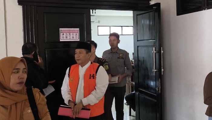 Eks  Kades Lebong Tandai, Kabupaten Bengkulu Utara, Bengkulu, Supriyadi divonis lima tahun penjara.