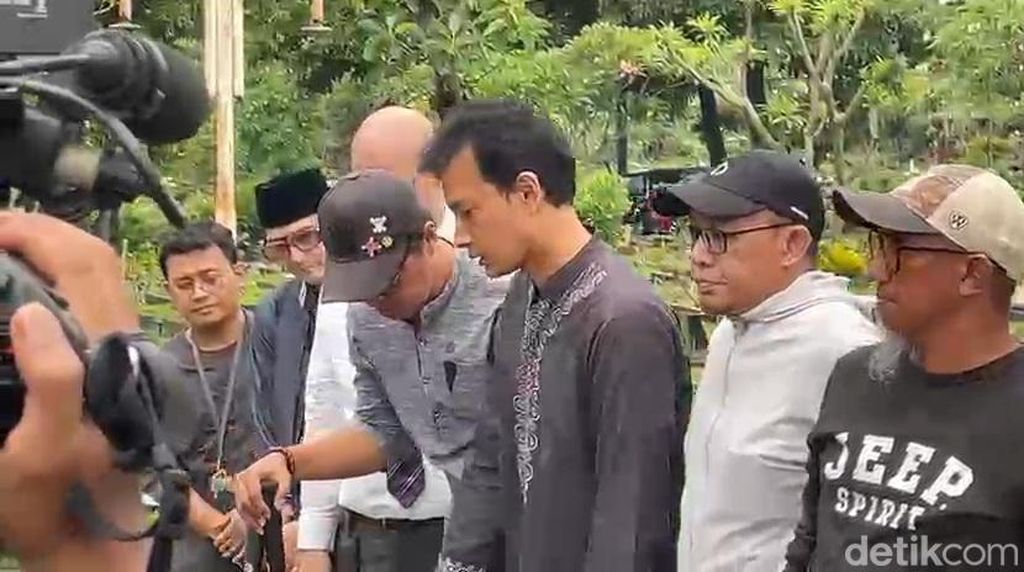 Tangis Fedi Nuril Pecah Saat Ibunda Dimakamkan