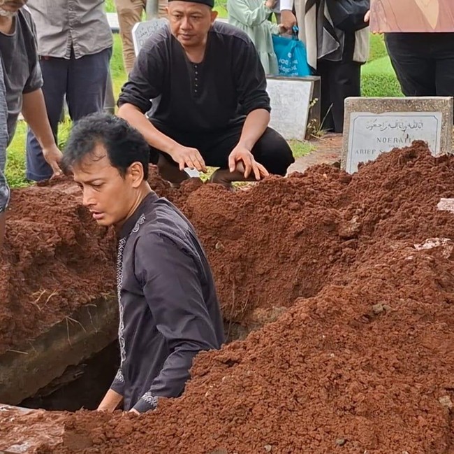 Fedi Nuril Peluk Istri Sebelum Makamkan Ibunda