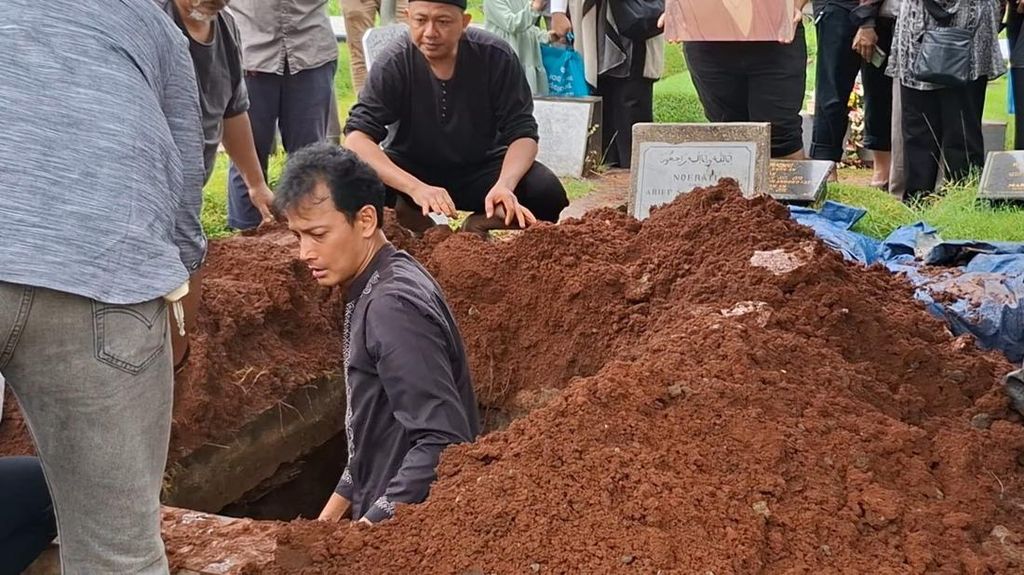 Fedi Nuril Peluk Istri Sebelum Makamkan Ibunda