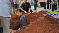 Fedi Nuril Peluk Istri Sebelum Makamkan Ibunda