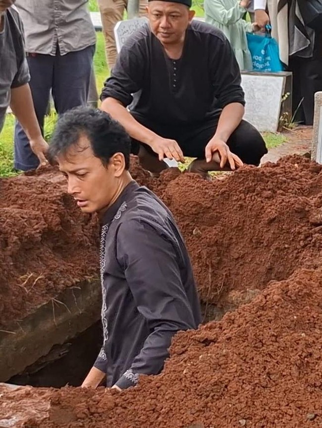 Fedi Nuril Peluk Istri Sebelum Makamkan Ibunda