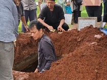 Fedi Nuril Peluk Istri Sebelum Makamkan Ibunda