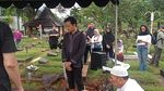 Fedi Nuril Peluk Istri Sebelum Makamkan Ibunda