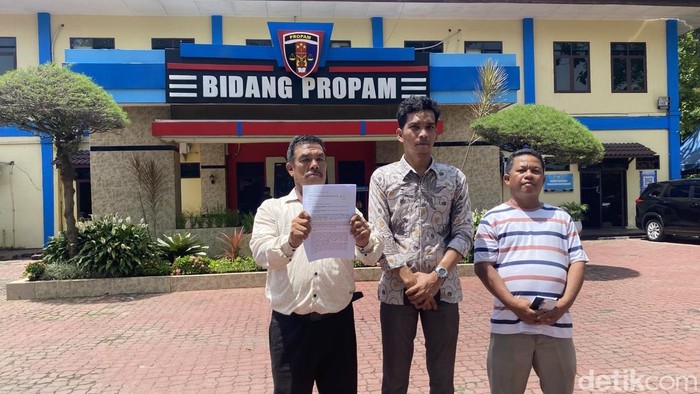 Foto: Ayah Satpam yang dijadikan tersangka melapokan ke Propam Polda Sumut (Mhd Ilham Pradilla/detikSumut)
