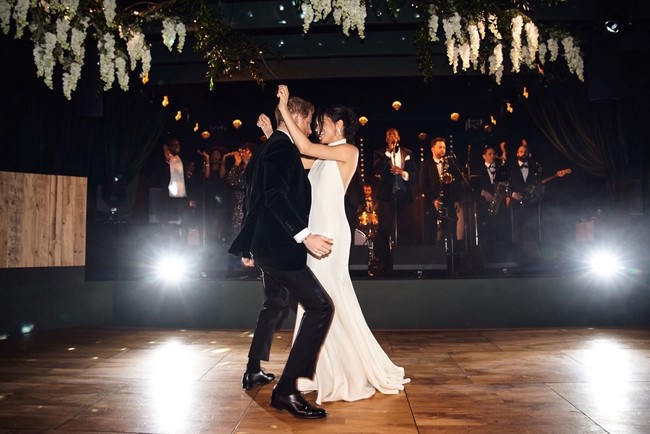 Salah satu foto menampilkan suasana resepsi pernikahan mereka, termasuk momen first dance saat keduanya berdansa sambil berpelukan hangat. Foto: Instagram/@meghan