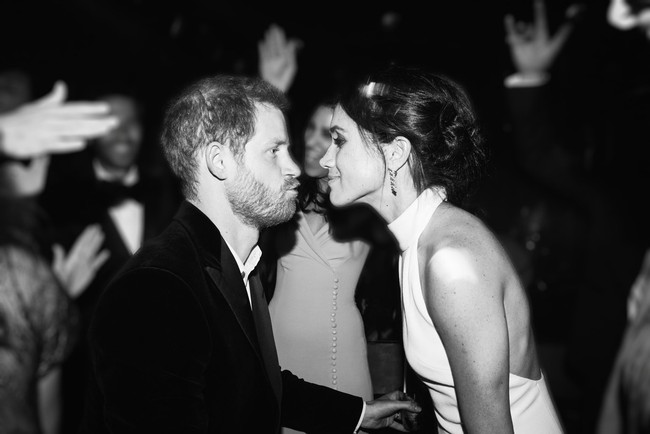 Dalam foto lain, Meghan dan Harry tampak berciuman di tengah lantai dansa, dikelilingi para tamu undangan yang ikut merayakan kebahagiaan mereka. Foto: Instagram/@meghan