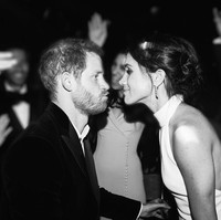 Dalam foto lain, Meghan dan Harry tampak berciuman di tengah lantai dansa, dikelilingi para tamu undangan yang ikut merayakan kebahagiaan mereka. Foto: Instagram/@meghan