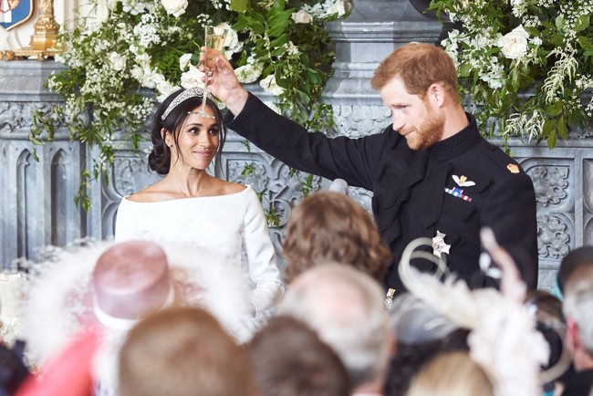 Salah satu foto yang paling mencuri perhatian menunjukkan Pangeran Harry baru saja menyelesaikan pidato toast sebelum membungkuk untuk mencium Meghan. Foto: Instagram/@meghan