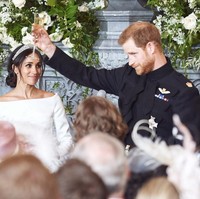 Salah satu foto yang paling mencuri perhatian menunjukkan Pangeran Harry baru saja menyelesaikan pidato toast sebelum membungkuk untuk mencium Meghan. Foto: Instagram/@meghan