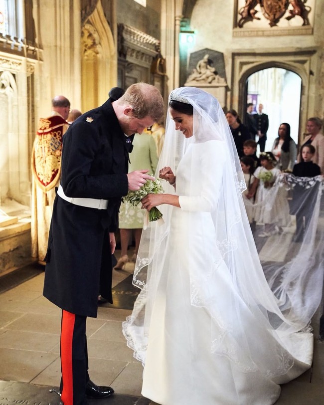 Tak hanya momen resepsi, Meghan juga mengunggah potret personal dari upacara pernikahan mereka. Foto-foto tersebut memperlihatkan pasangan itu berbincang setelah resmi mengucap janji suci, hingga menjalani sesi pemotretan pernikahan bersama. Foto: Instagram/@meghan