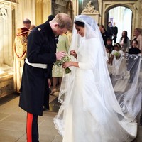 Tak hanya momen resepsi, Meghan juga mengunggah potret personal dari upacara pernikahan mereka. Foto-foto tersebut memperlihatkan pasangan itu berbincang setelah resmi mengucap janji suci, hingga menjalani sesi pemotretan pernikahan bersama. Foto: Instagram/@meghan