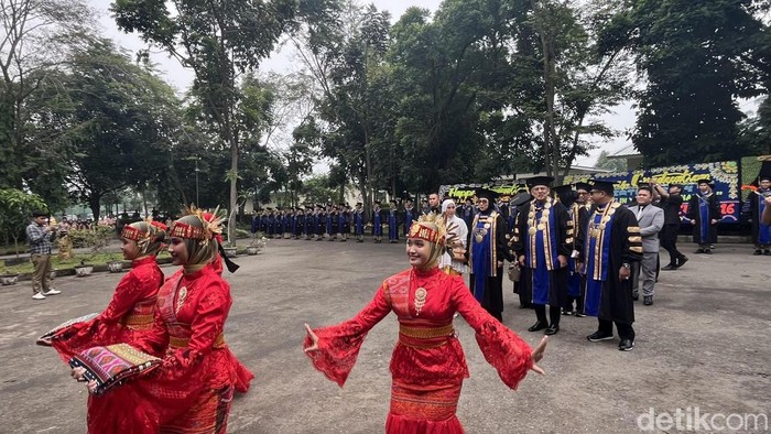 Disambut Tarian, Anita Tanjung Hadiri Wisuda CT Arsa Deli Serdang Hari Ini