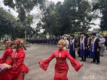 Disambut Tarian, Anita Tanjung Hadiri Wisuda SMA CT Arsa Deli Serdang Hari Ini