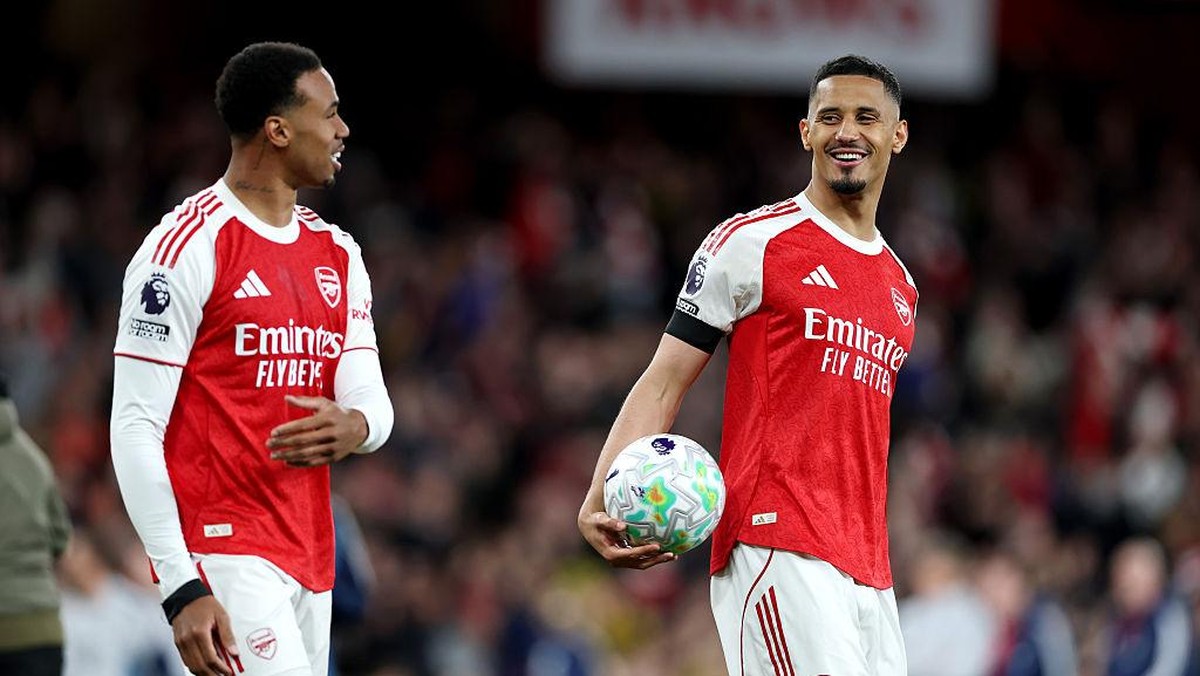 William Saliba dan Gabriel Magalhaes jadi tembok pertahanan yang bikin Arsenal juara Liga Inggris. (Getty Images/Justin Setterfield)