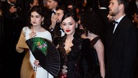 Foto: Jolene Marie Memesona di Cannes 2026, Tampil Beda dengan Kebaya Klasik