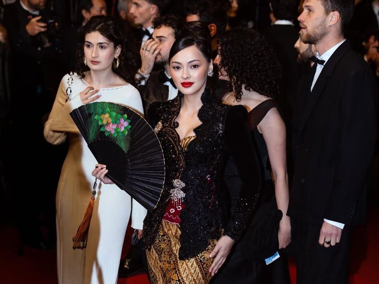 Foto: Jolene Marie Memesona di Cannes 2026, Tampil Beda dengan Kebaya Klasik