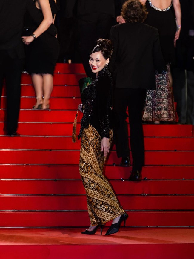 “Teramat bangga dapat membawa dan memperkenalkan budaya Indonesia di Cannes, Perancis terlebih khusus di hari ulang tahun saya. Le meilleur anniversaire de ma vie, to God be all the glory 🩵✨ My very first Cannes Film Festival, and certainly not my last,” tulisnya di Instagram. (Foto: Instagram/@joleneemarie)