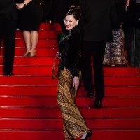 “Teramat bangga dapat membawa dan memperkenalkan budaya Indonesia di Cannes, Perancis terlebih khusus di hari ulang tahun saya. Le meilleur anniversaire de ma vie, to God be all the glory 🩵✨ My very first Cannes Film Festival, and certainly not my last,” tulisnya di Instagram. (Foto: Instagram/@joleneemarie)